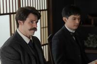 ヘブン（トミー・バストウ）の過去に、錦織（吉沢亮）も深刻な面持ち