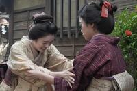 リヨがプロポーズすると聞いたトキはこらえきれず…。左から、トキ（高石あかり）、サワ（円井わん）