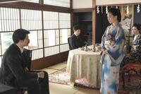 ヘブンの話を聞くリヨ。左から、ヘブン（トミー・バストウ）、錦織（吉沢亮）、リヨ（北香那）