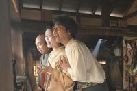 なんだかんだと騒がしい松野家の面々。左から、祖父・勘右衛門（小日向文世）、トキ（高石あかり）、父・司之介（岡部たかし）