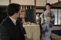 リヨ（北香那・右）、ついにヘブン（トミー・バストウ・左）に告白か…！