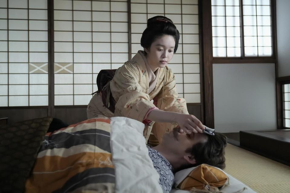 ヘブン（トミー・バストウ）の看病をするトキ（高石あかり）