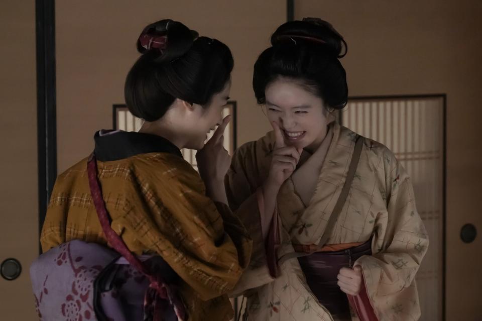 何やら秘め事？楽しそうなトキ（高石あかり・右）とウメ（野内まる）