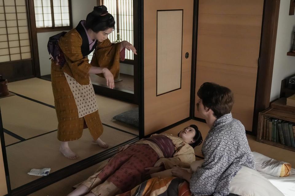 ウメがユーレイに！？左から、ウメ（野内まる）、トキ（高石あかり）、ヘブン（トミー・バストウ）