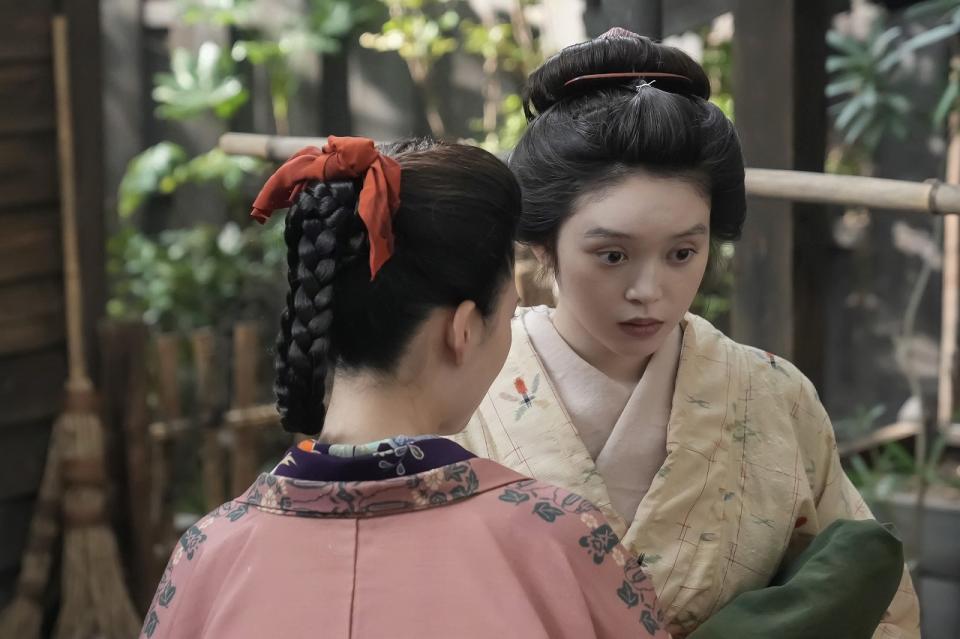 リヨ（北香那・左）の一言にトキ（高石あかり）は動揺…