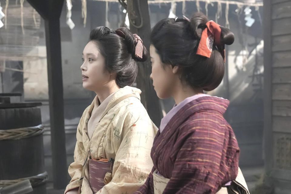 トキ（高石あかり・左）が辛い時、そばにはいつもサワ（円井わん）が