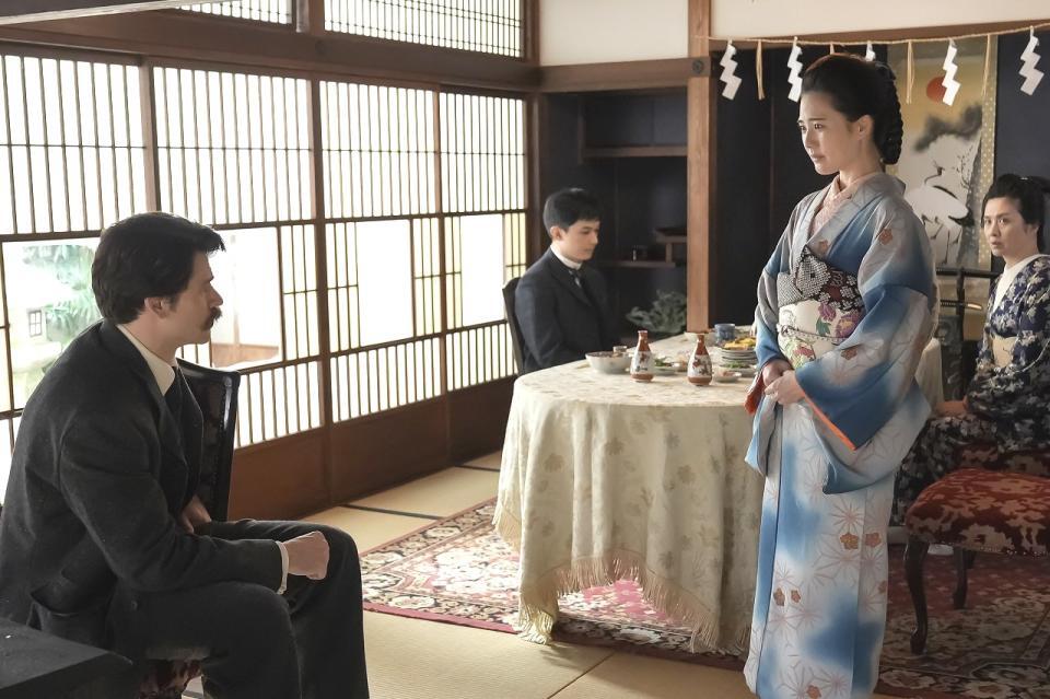 ヘブンの話を聞くリヨ。左から、ヘブン（トミー・バストウ）、錦織（吉沢亮）、リヨ（北香那）