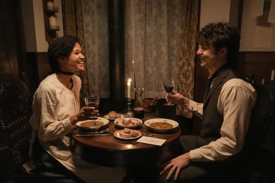 ヘブン（トミー・バストウ・右）の心に眠っていた悲しい記憶とは…