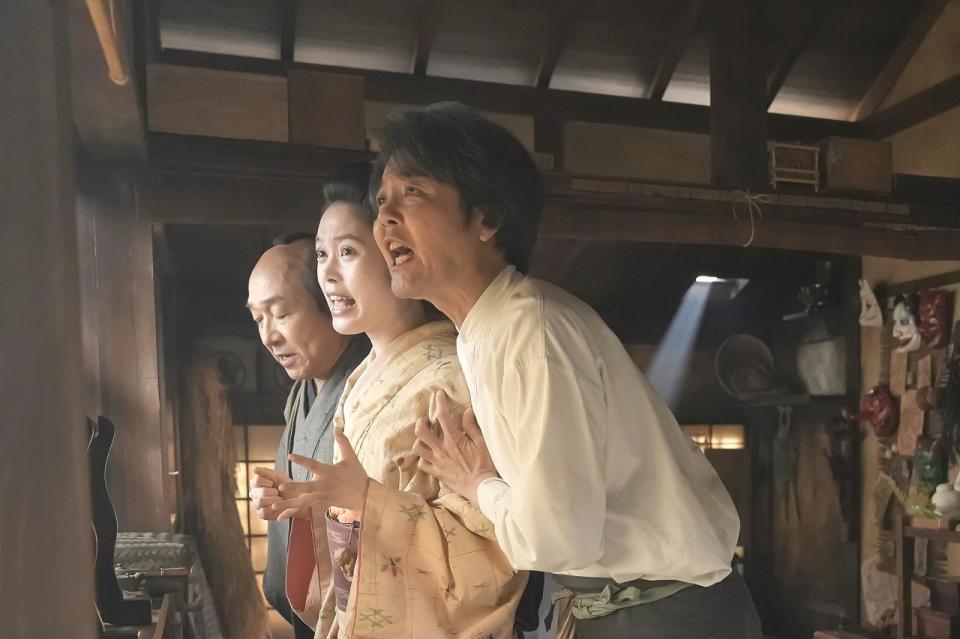 なんだかんだと騒がしい松野家の面々。左から、祖父・勘右衛門（小日向文世）、トキ（高石あかり）、父・司之介（岡部たかし）