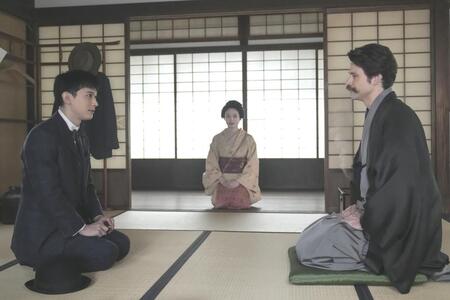 新年の抱負を教え合う錦織とヘブン。左から、錦織（吉沢亮）、トキ（高石あかり）、ヘブン（トミー・バストウ）