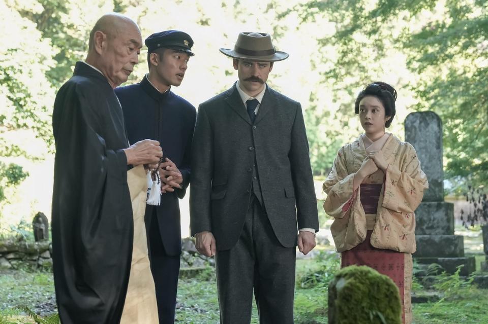 ヘブンは住職の怪談に感銘を受ける。左から、住職（伊武雅刀）、正木（日高由起刀）、ヘブン（トミー・バストウ）、トキ（高石あかり）