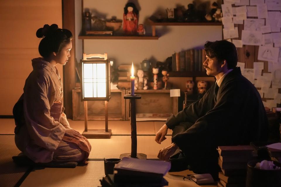 トキ（高石あかり）の怪談に聞き入るヘブン（トミー・バストウ）