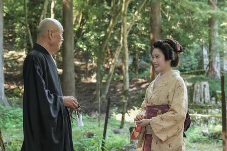 大雄寺の住職（伊武雅刀）と話すトキ（高石あかり）
