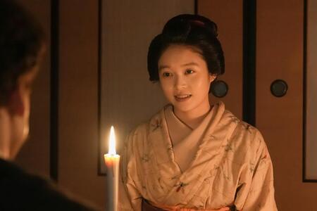 怪談を語りつつも満ち足りた表情のトキ（高石あかり）