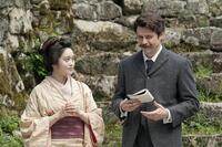 怪談を通して近づくふたり、トキ（高石あかり）とヘブン（トミー・バストウ）