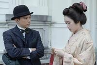 トキにある手紙が…。左から、錦織（吉沢亮）、トキ（高石あかり）