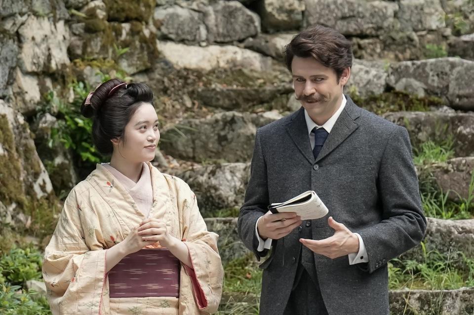 怪談を通して近づくふたり、トキ（高石あかり）とヘブン（トミー・バストウ）