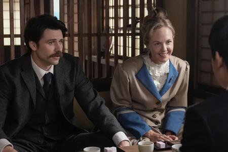 ヘブン（トミー・バストウ・左）は、イライザ（シャーロット・ケイト・フォックス）と花田旅館へ