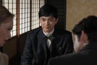 ヘブンが連れてきたイライザ（シャーロット・ケイト・フォックス）に目を向ける錦織（吉沢亮）