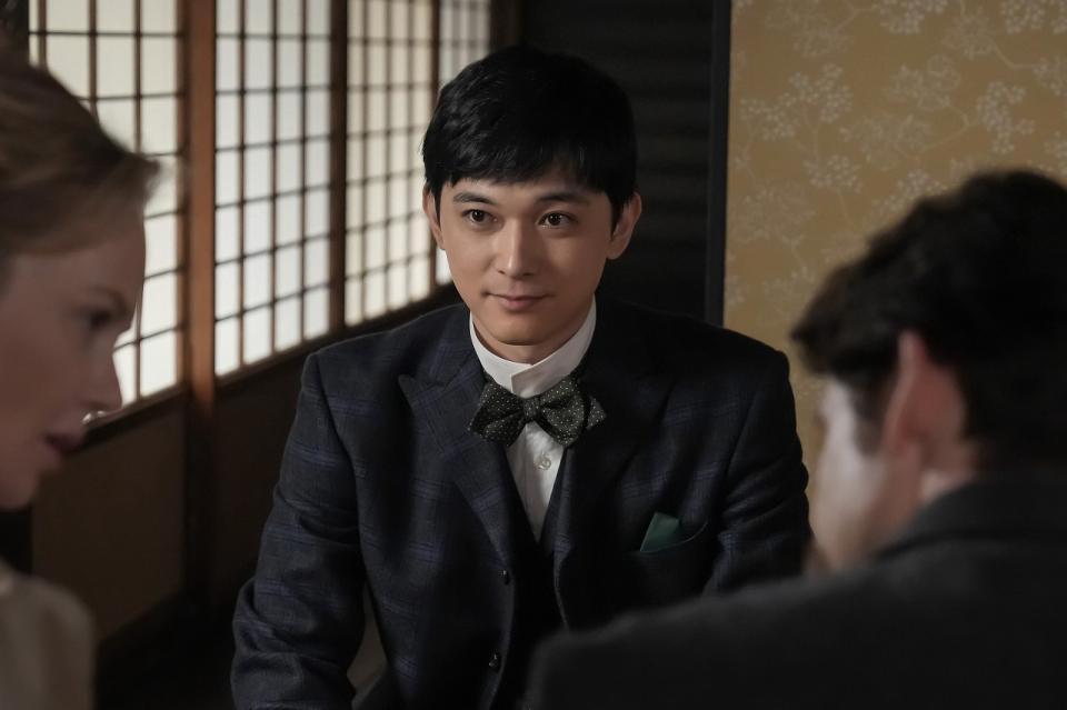 ヘブンが連れてきたイライザ（シャーロット・ケイト・フォックス）に目を向ける錦織（吉沢亮）