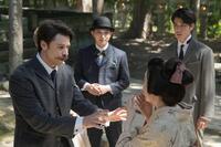 偶然会ったトキとヘブンたち。左から、ヘブン（トミー・バストウ）、錦織（吉沢亮）、トキ（高石あかり）、銀二郎（寛一郎）