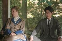 トキとヘブンに複雑な表情のイライザ（シャーロット・ケイト・フォックス）と銀二郎（寛一郎）