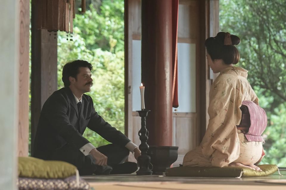 トキ（高石あかり）の怪談に夢中のヘブン（トミー・バストウ）