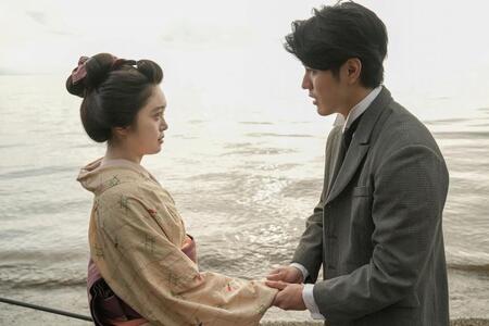 元夫・銀二郎（寛一郎）からプロポーズを受けるトキ（高石あかり）