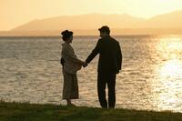 手を取り合うふたり。左から、トキ（高石あかり）、ヘブン（トミー・バストウ）