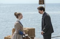 上陸したイライザ（シャーロット・ケイト・フォックス・左）を待ち受けるヘブン（トミー・バストウ）