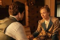 イライザ（シャーロット・ケイト・フォックス・右）は、ヘブン（トミー・バストウ）にある提案をする