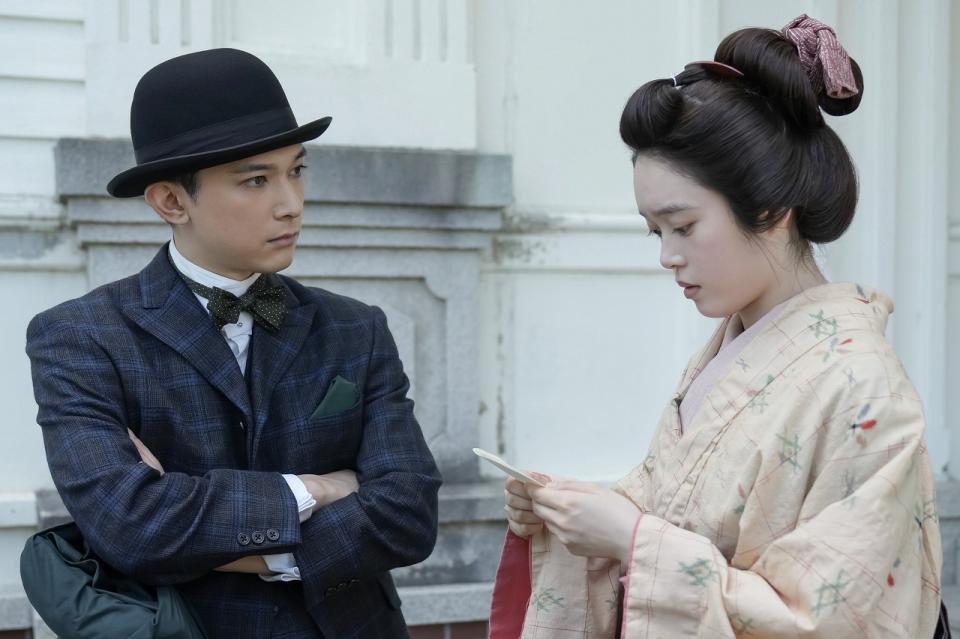 トキに元夫・銀二郎から手紙が…。左から、錦織（吉沢亮）、トキ（高石あかり）