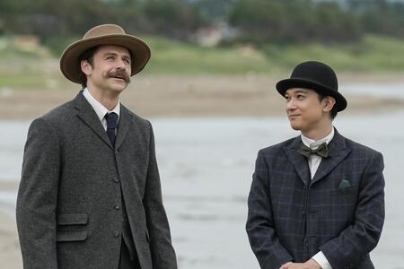 錦織（吉沢亮）と共に出雲を旅するヘブン（トミー・バストウ）