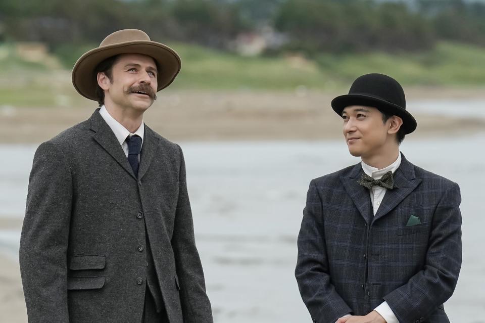 錦織（吉沢亮）と共に出雲を旅するヘブン（トミー・バストウ）