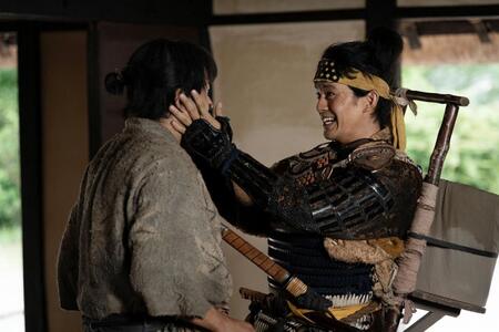 藤吉郎（右、池松壮亮）　ＮＨＫ大河ドラマ「豊臣兄弟！」より