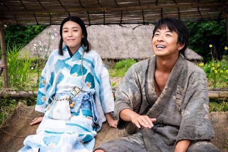 小一郎（左、仲野太賀）と幼なじみの娘・直　（ＮＨＫ大河ドラマ「豊臣兄弟！」より