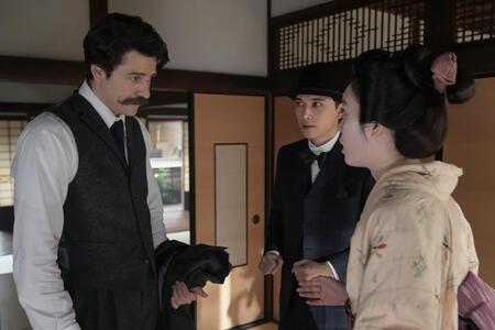 家族に婚約の話ができないトキに、ヘブンはいら立って…。左から、ヘブン（トミー・バストウ）、錦織（吉沢亮）、トキ（高石あかり）