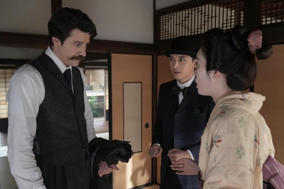 家族に婚約の話ができないトキに、ヘブンはいら立って…。左から、ヘブン（トミー・バストウ）、錦織（吉沢亮）、トキ（高石あかり）