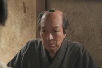 外国人を敵視するトキの祖父・勘右衛門（小日向文世）