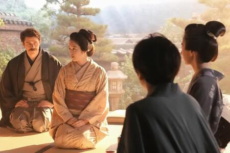 松野家と雨清水家の前で…。トキ（高石あかり）とヘブン（トミー・バストウ）