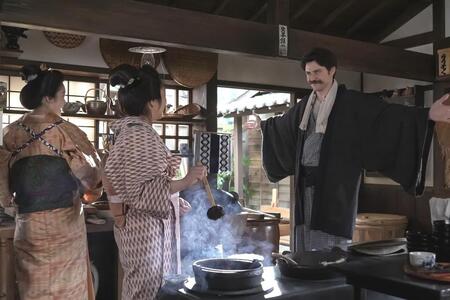 支度中のトキ（高石あかり・左）とフミ（池脇千鶴）と、浴衣に羽織姿のヘブン（トミー・バストウ）