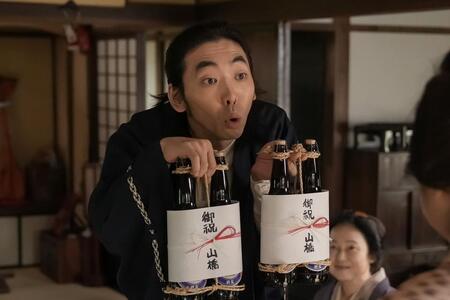 祝い酒を手にする山橋薬舗の山橋（柄本時生）