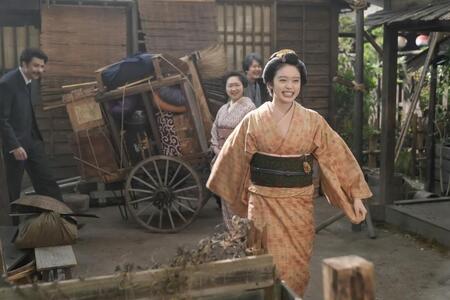 トキ（高石あかり）は夫となったヘブン（トミー・バストウ・左）、両親と武家屋敷へお引越し