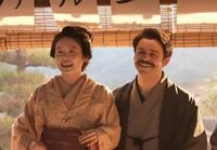 穏やかに笑い合うふたり。左から、トキ（高石あかり）、ヘブン（トミー・バストウ）