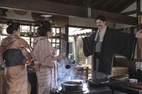 支度中のトキ（高石あかり・左）とフミ（池脇千鶴）と、浴衣に羽織姿のヘブン（トミー・バストウ）