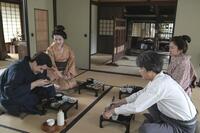 トキの作った朝食に驚くヘブン。左から、ヘブン（トミー・バストウ）、トキ（高石あかり）、司之介（岡部たかし）、フミ（池脇千鶴）