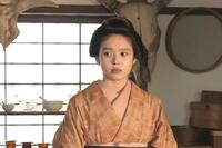 怪しいヘブンに、不信感いっぱいのトキ（高石あかり）