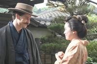 見つめ合ってほほ笑むトキ（高石あかり）とヘブン（トミー・バストウ）