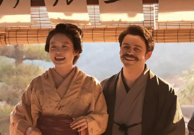 穏やかに笑い合うふたり。左から、トキ（高石あかり）、ヘブン（トミー・バストウ）