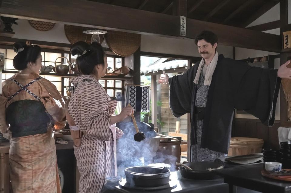 支度中のトキ（高石あかり・左）とフミ（池脇千鶴）と、浴衣に羽織姿のヘブン（トミー・バストウ）